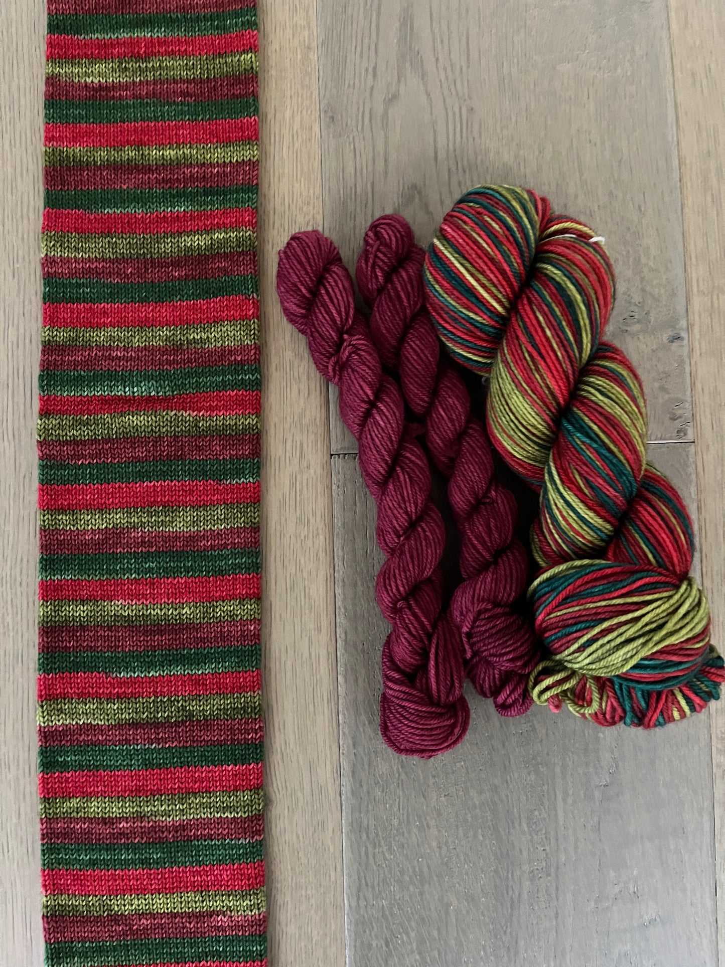 DK Christmas Wreath Self-Striping Sock Set